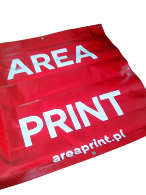 Tanie banery są dość wytrzymałe na warunki atmosferyczne oraz są łatwe do montażu dzięki oczkom/dziurkom/otworom w obrysie banerów